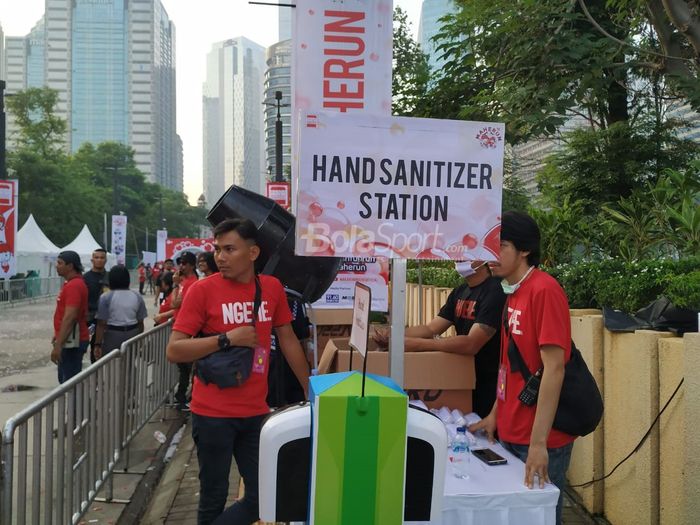 Mengingat pandemik virus corona tengah menyerang ibu kota Jakarta, fasilitas sanitasi tangan disediakan di event Maherun 7K yang berlangsung di komplek olahraga Gelora Bung Karno, Senayan, Ahad (15/3/2020).