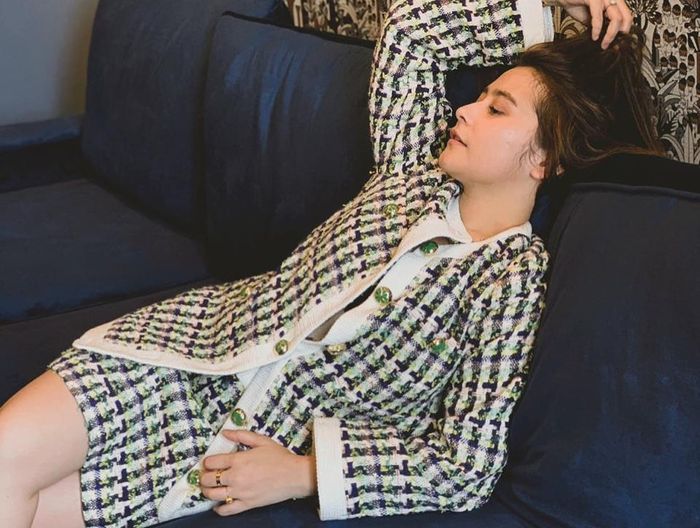 Prilly Latuconsina juga tampak memadukan cardigan tersebut dengan rok mini model pencil yang memiliki motif senada