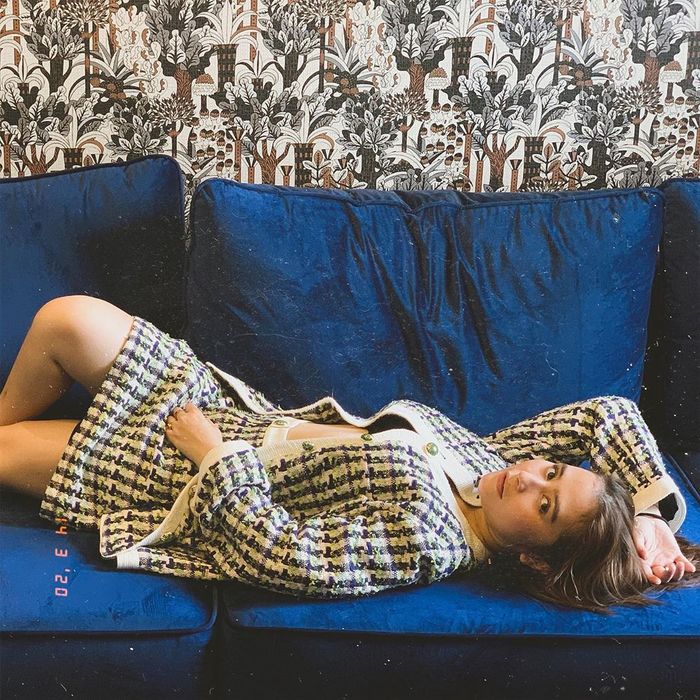 Penampilan modis Prilly saat foto sambil rebahan di sofa