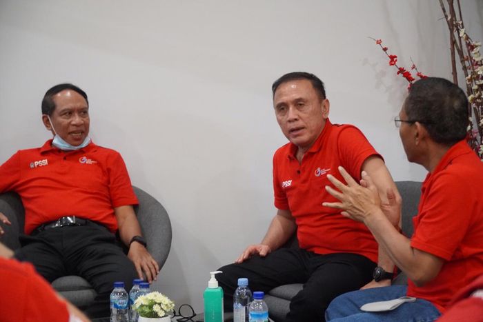 Ketua Umum PSSI, Mochamad Iriawan, bersana Menpora Zainudin Amali di Stadion Batakan, Balikpapan, Kalimantan Timur, Sabtu (14/3/2020).