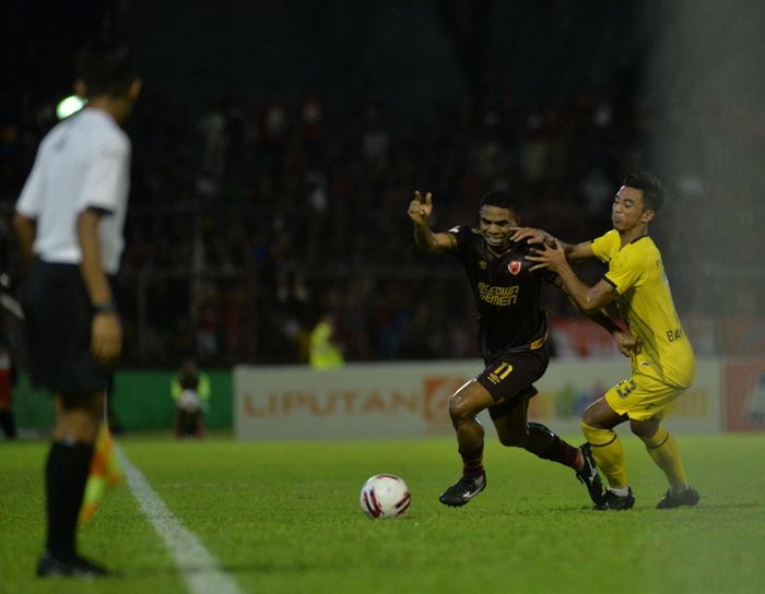 Duel antara Bayu Pradana dan Osas Saha pada laga PSM Makassar melawan Barito Putera, Minggu (15/3/2020) 