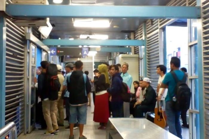 Penumpukan penumpang di halte transjakarta Mangga Besar, Jakarta Barat, Senin (16/3/2020).