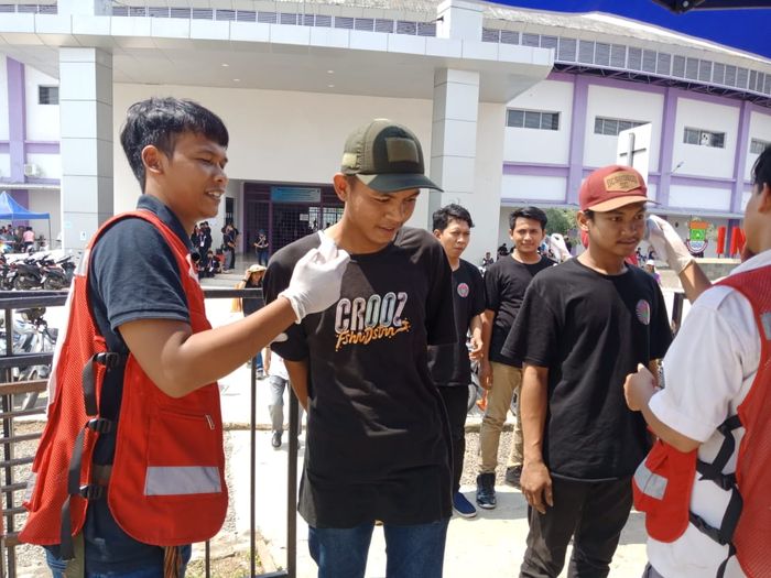 Suporter Persita Tangerang melakukan pemeriksaan kesehatan sebelum masuk ke Stadion Sport Center, Kelapa Dua, Tangerang, Jumat (6/3/2020)