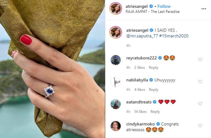 Cincin berliar di jari manis Atries Angel