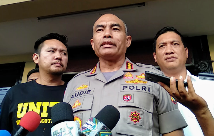Kapolres Metro Jakarta Barat, Audie S Latuheru memberikan keterangan pers di Mapolres Jakarta Barat, terkait penangkapan Vanessa Angel dan suaminya, Bibi Ardiansyah.