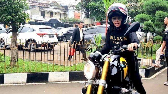 Nikita Mirzani mengendarai motor gedenya, BMW Nine T 1000 cc hitam dan abu-abu saat hadir ke sidang dugaan penganiayaan terhadap Dipo Latief, mantan suami ketiganya, di Pengadilan Negeri Jakarta Selatan, Rabu (11/3/2020). Ia memamerkan helm seharga Rp 30 juta