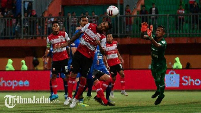 Kiper Persiraja Banda Aceh, Fakhrurrazi Quba, saat mengamankan gawang di laga melawan Madura United, (9/3/2020).