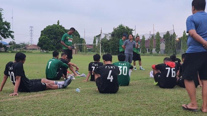 Para pemain PSMS Medan mendengarkan arahan pelatih Philep Hansen.