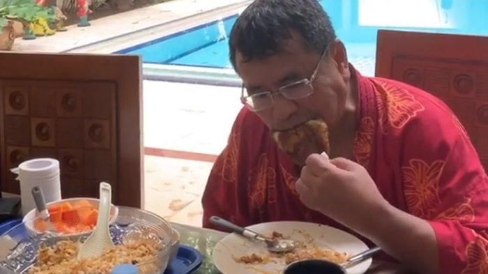 Hotman Paris makan ayam saat sedang kurung diri di rumah