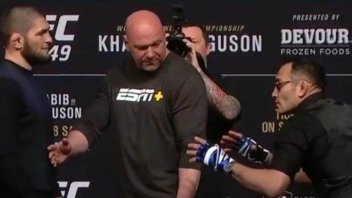 Khabib Nurmagomedov (kiri) akan bertarung melawan Tony Ferguson (kanan) dalam gelaran UFC 249.