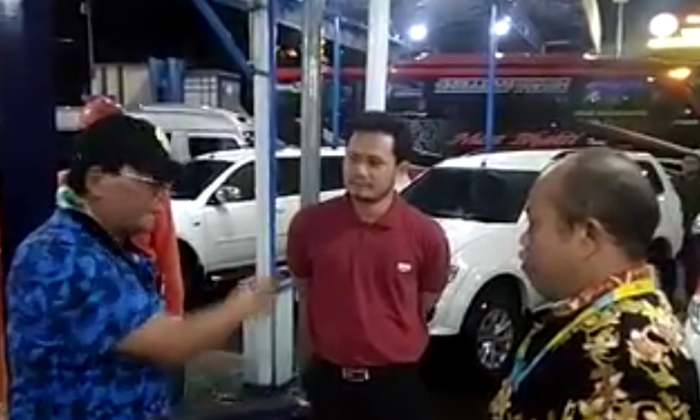 Aksi anggota DPRD Kabupaten Blora yang ngamuk-ngamuk menolak untuk diperiksa kesehatannya oleh tim dinkes