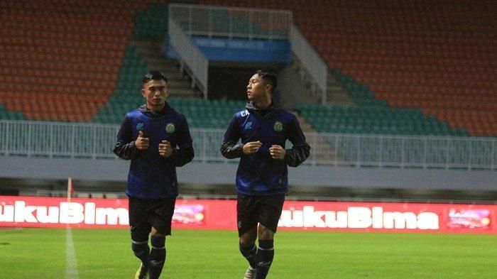 Pemain Tira Persikabo, Gustur Cahyo Putro (kanan), berlatih jelang laga kontra Persita Tangerang di Shopee Liga 1 2020.