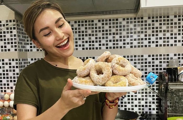 Ayu Ting Ting mengisi waktu luang dengan membuat donat