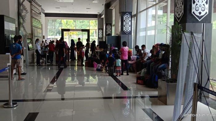 Sejumlah TKI dan WNI yang dideportasi sedang berada di Pos Lintas Batas Negara (PLBN) Entikong, Kabupaten Sanggau, Kalimantan Barat (Kalbar), Sabtu (21/3/2020) pagi WIB.