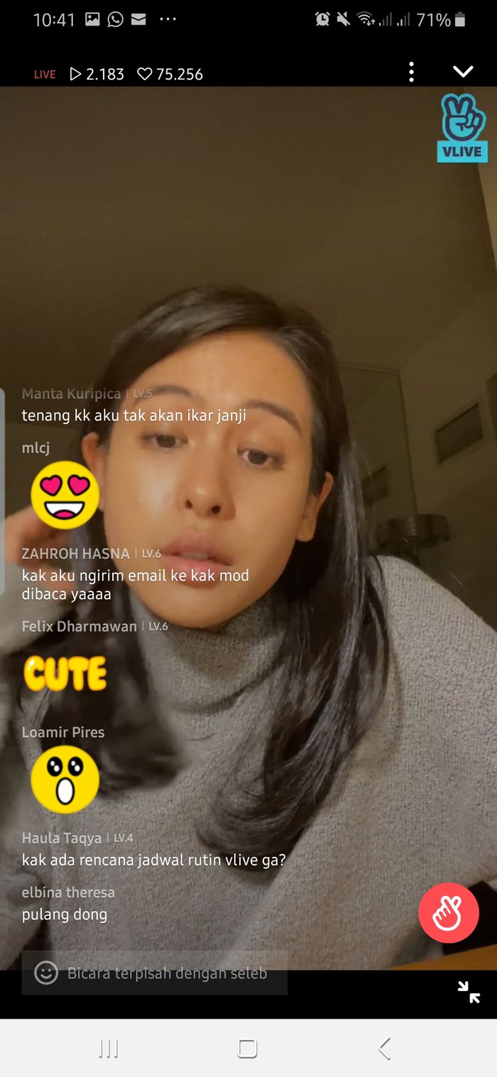 Maudy sedang menceritakan kondisinya melalui Vlive.