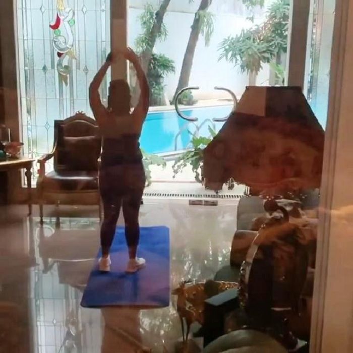 Ruang keluarga di rumah Hotman Paris