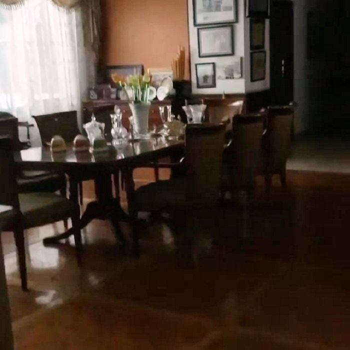 Ruang makan di rumah Hotman Paris