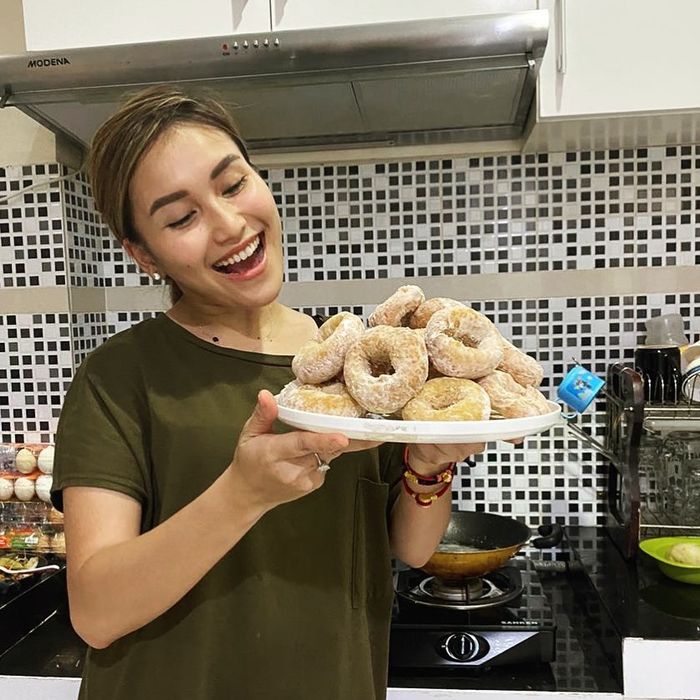 Salah satu penampilan Ayu Ting Ting selama di rumah saat membuat donat.
