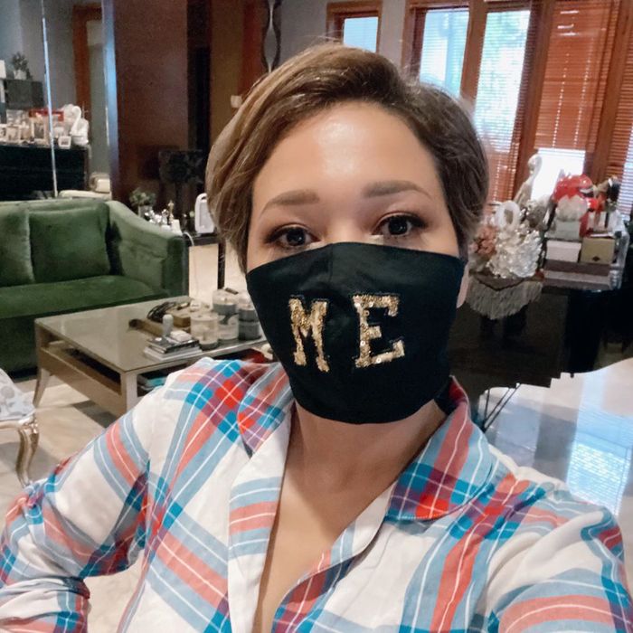 Maia Estianty menggunakan masker buatan sendiri dengan motif inisial namanya