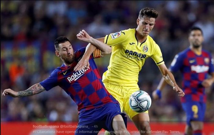 Pemain bertahan Villarreal, Pau Torres (Kanan), saat berduel dengan kapten tim Barcelona, Lionel Messi.