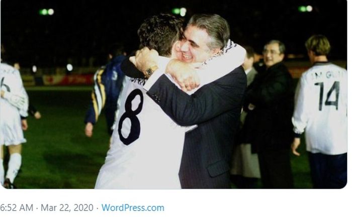 Legenda Real Madrid, Predrag Mijatovic, berpelukan dengan eks presiden klub Lorenzo Sanz selepas memenangkan laga final Liga Champions musim 1997-1998
