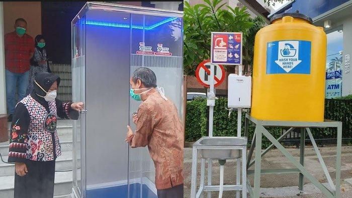 Tri Risma Harini tengah melakkan uji coba bilik sterilisasi