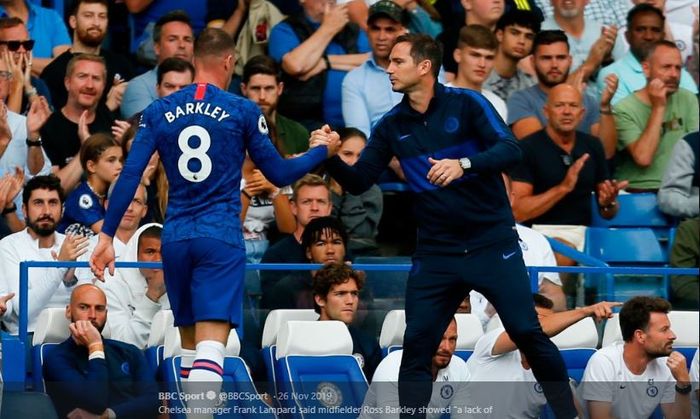 Pelatih Chelsea, Frank Lampard (kanan), berjabat tangan dengan gelandangnya, Ross Barkley.