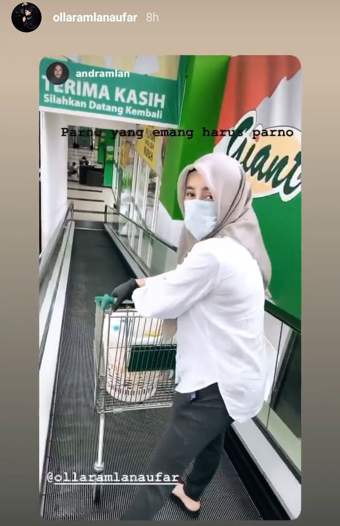 Gaya Olla Ramlan saat belanja ke supermarket.