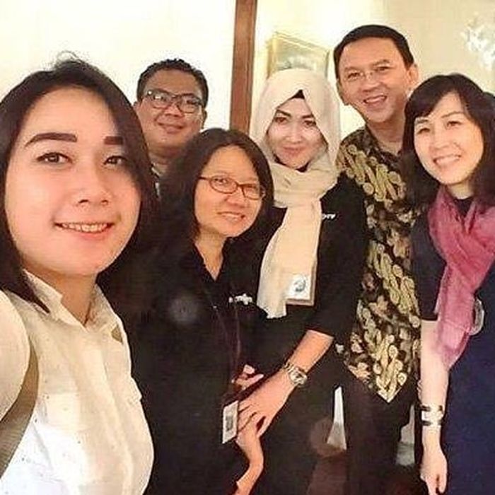 Potret Puput Nastiti Devi Saat Masih Jadi Ajudan Veronica Tan - Selfi Bareng