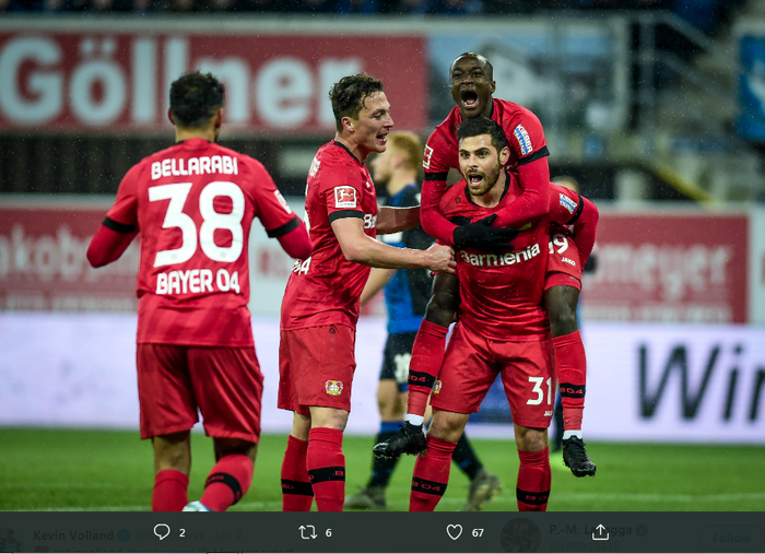 Pemain Bayer Leverkusen, Kevin Volland (nomor 31), saat merayakan gol bersama rekan-rekannya.