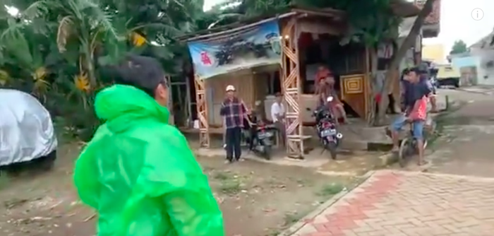 Aa Gym berjalan mendatangi warga