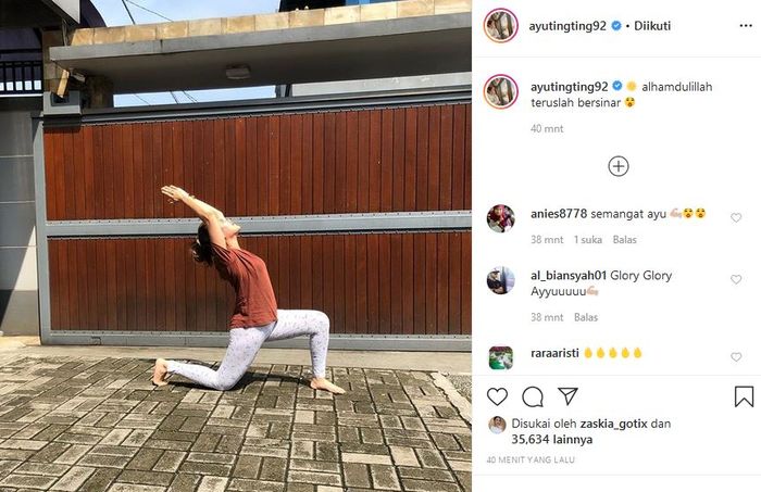Ayu Ting Ting sedang berjemur di bawah sinar matahari