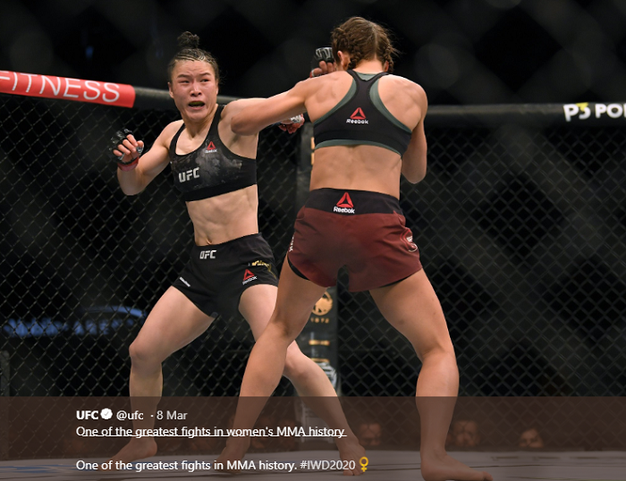 Zhang Wei Li (kiri) dan Joanna Jedrzejczyk (kanan) saat keduanya bertarung pada ajang UFC 248 di T-Mobile Arena, Las Vegas, Nevada, AS, Minggu (8/3/2020).