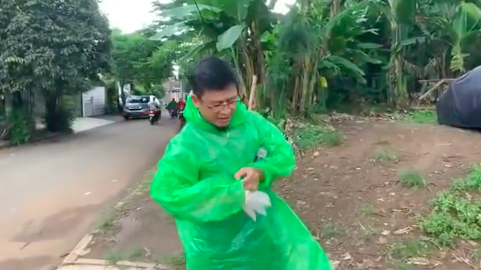 Aa Gym memasang sarung tangannya sebelum melakukan sosialisasi ke warga