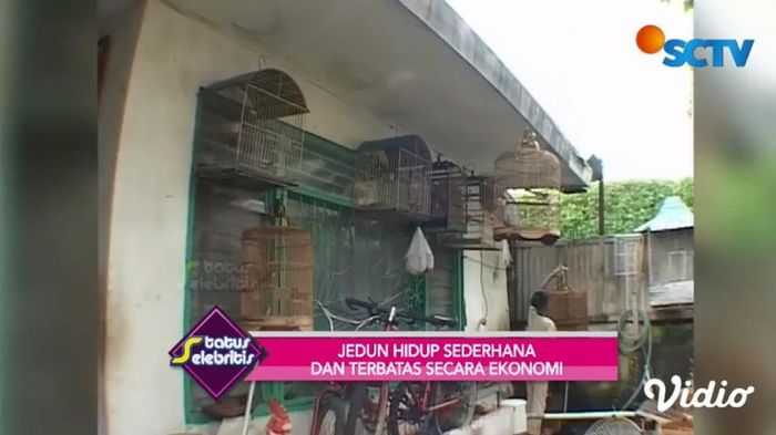 Teras rumah penuh kandang burung.
