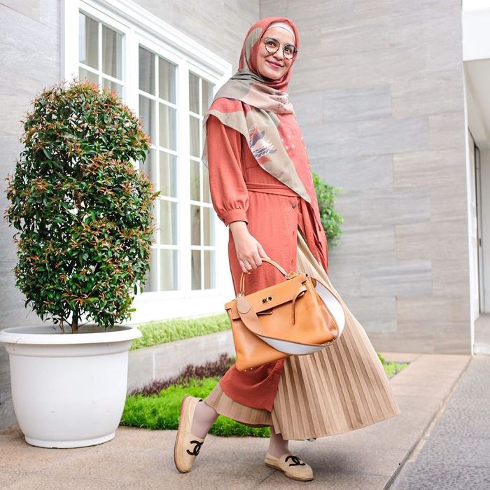 Gak Kemana-mana Cuma OOTD Depan Rumah, Shireen Sungkar Tenteng Tas Mewah Harga Rp 166 Juta!