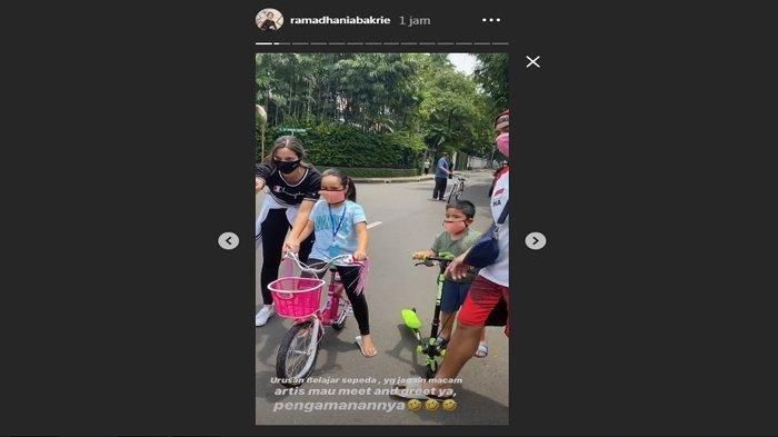 Keluarga Nia dan Ardi di luar rumah