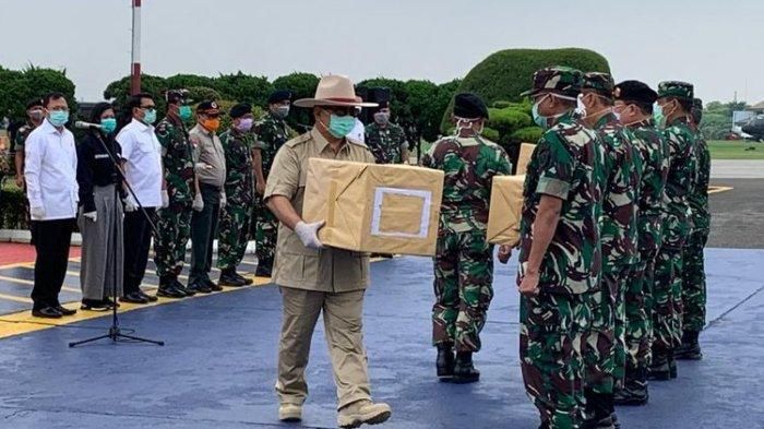 Prabowo Subianto menerima secara simbolis APD dari Tiongkok di Bandara Halim Perdana Kusuma, Makasar, Jakarta Timur, Senin (23/3/2020). 
