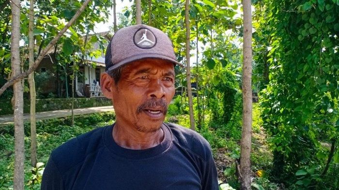 Suripto, penggali makam keluarga Jokowi.