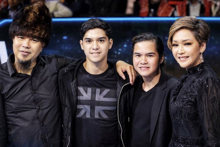 Maia Estianty sempat kembali bertemu dengan mantan suaminya, Ahmad Dhani di acara Indonesian Idol. 