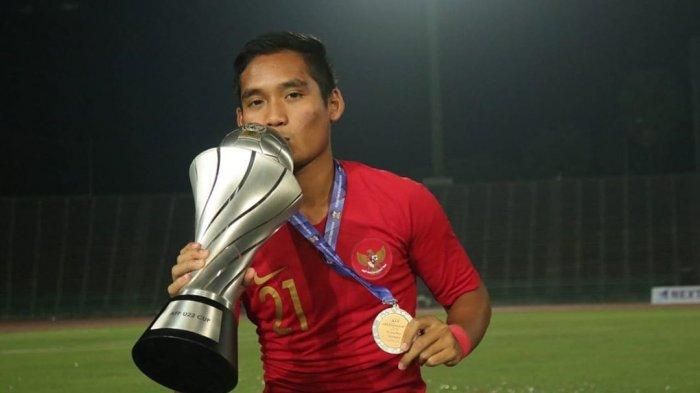 Pemain Timnas U-22/23, I Kadek Agung Widnyana Putra mencium trofi Piala AFF.