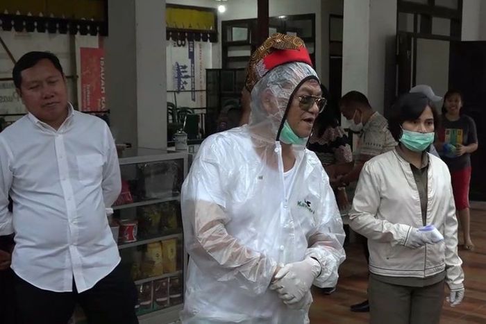 Alat Pelindung Diri (APD) Tim medis RSUD Lakipadada Tana Toraja, minim dan susah didapatkan, petugas membuat dan memanfaatkan bahan sederhana yang sesuai standar dan aman bagi tenaga medis, Sabtu (21/03/2020)