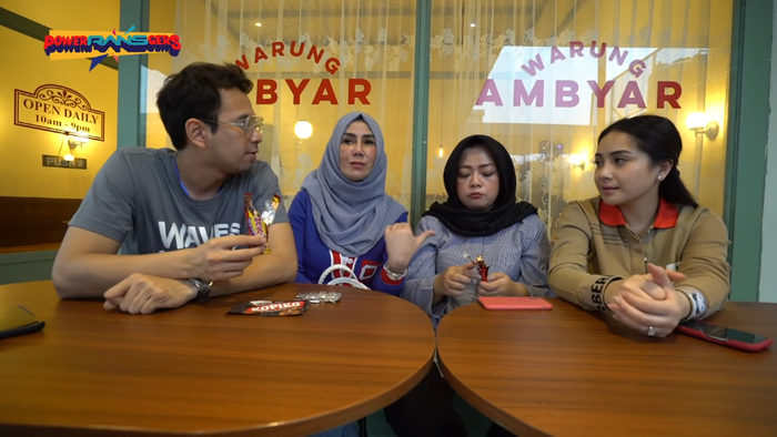 Sosok Erni Citrasari (tengah) yang sering dikira anak Amy Qanita
