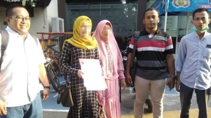 Kuasa hukum, Abdullah Syafi'i (kiri) IT (dua dari kiri) DM (tengah) saat di Mapolres Gresik. 