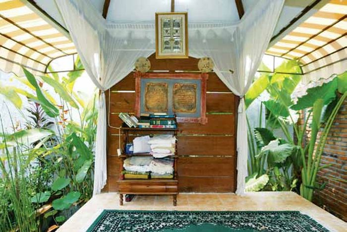 Untuk bagian mihrab dipilihlah unsur kayu guna menegaskan tema dekat dengan alam.