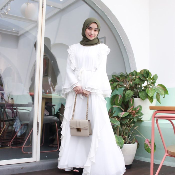 Inspirasi Dress Hijab Putih yang Harus Dimiliki. Ayu & Anggun Banget