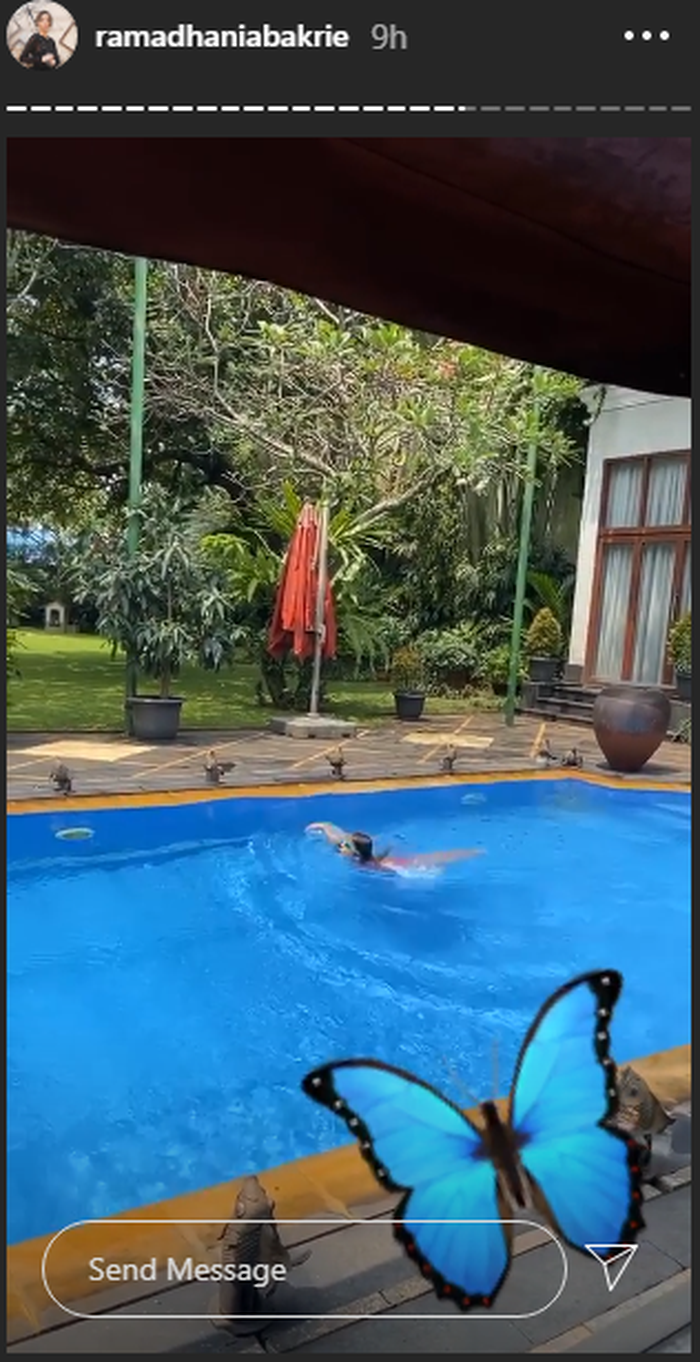 Mikhayla, putri <a href='https://pontianak.tribunnews.com/tag/nia-ramadhani' title='Nia Ramadhani'>Nia Ramadhani</a> mempraktekkan gaya renang