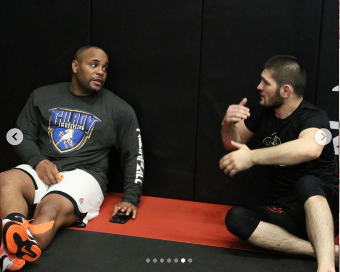 Daniel Cormier (kiri) dan Khabib Nurmagomedov (kanan) merupakan partner latihan di American Kickboxing Academy.