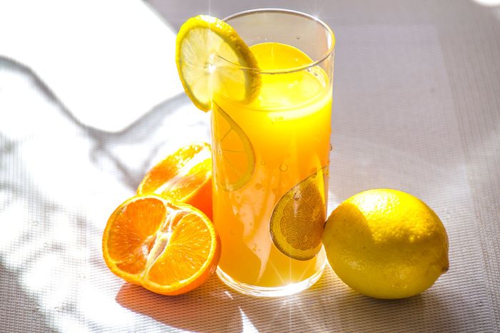 Jus jeruk mengandung banyak vitamin C, dan baik dikonsumsi untuk meningkatkan daya tahan tubuh.