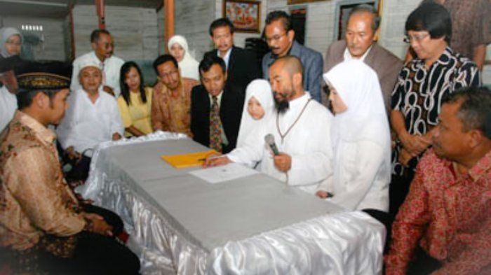 Syekh Puji menikahi Lutfiana Ulfa